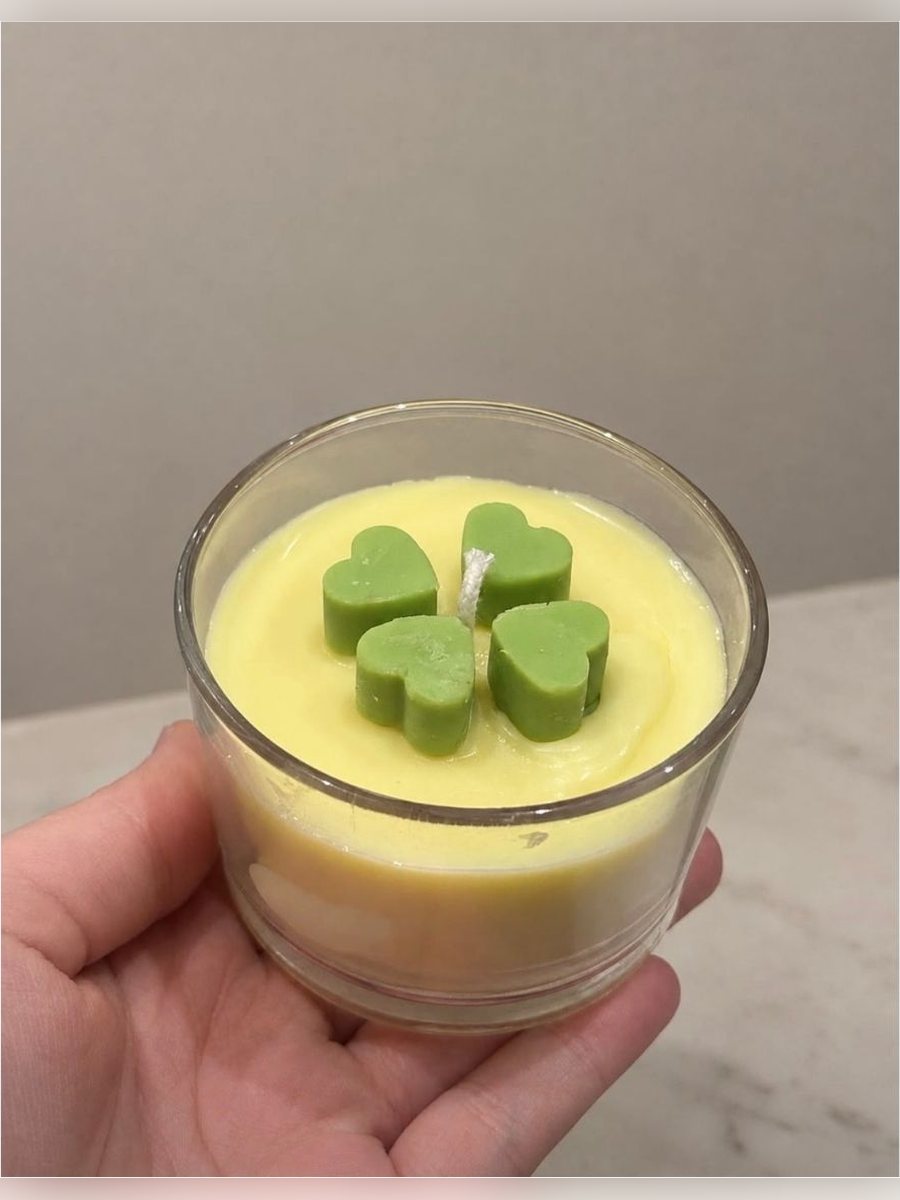 Vela aromática com detalhes em cera